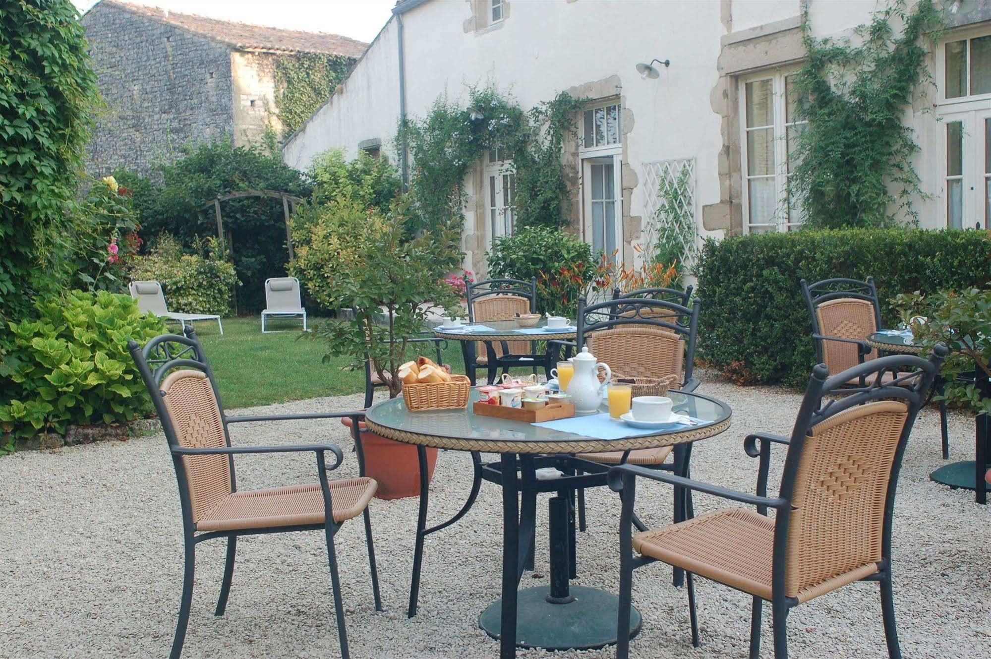 Hotel Du Donjon Aulnay  Eksteriør bilde